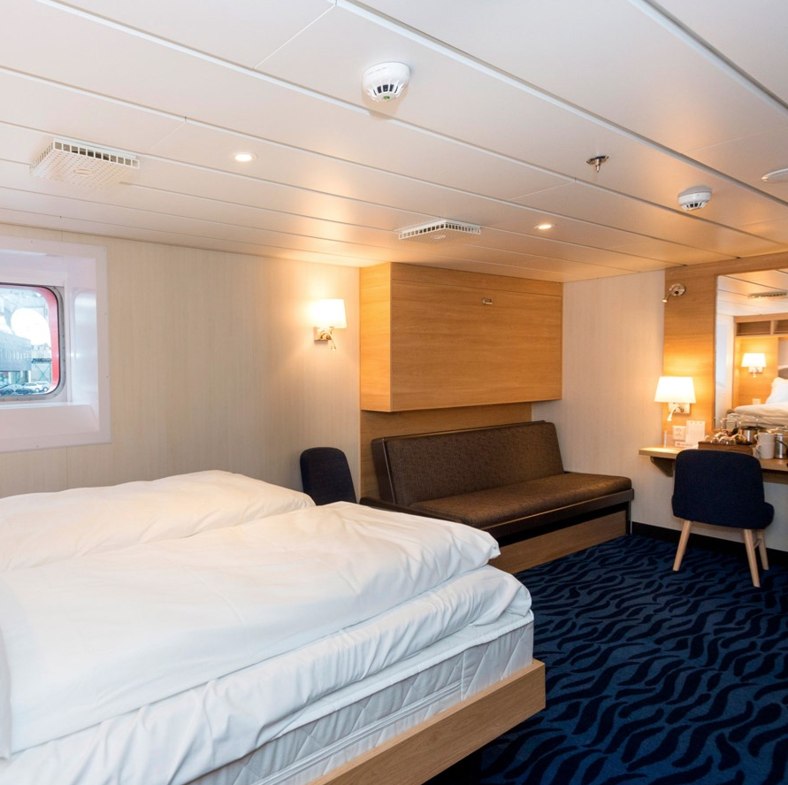 Hurtigruten MS Spitsbergen Accommodation Expedition Suite 15.png